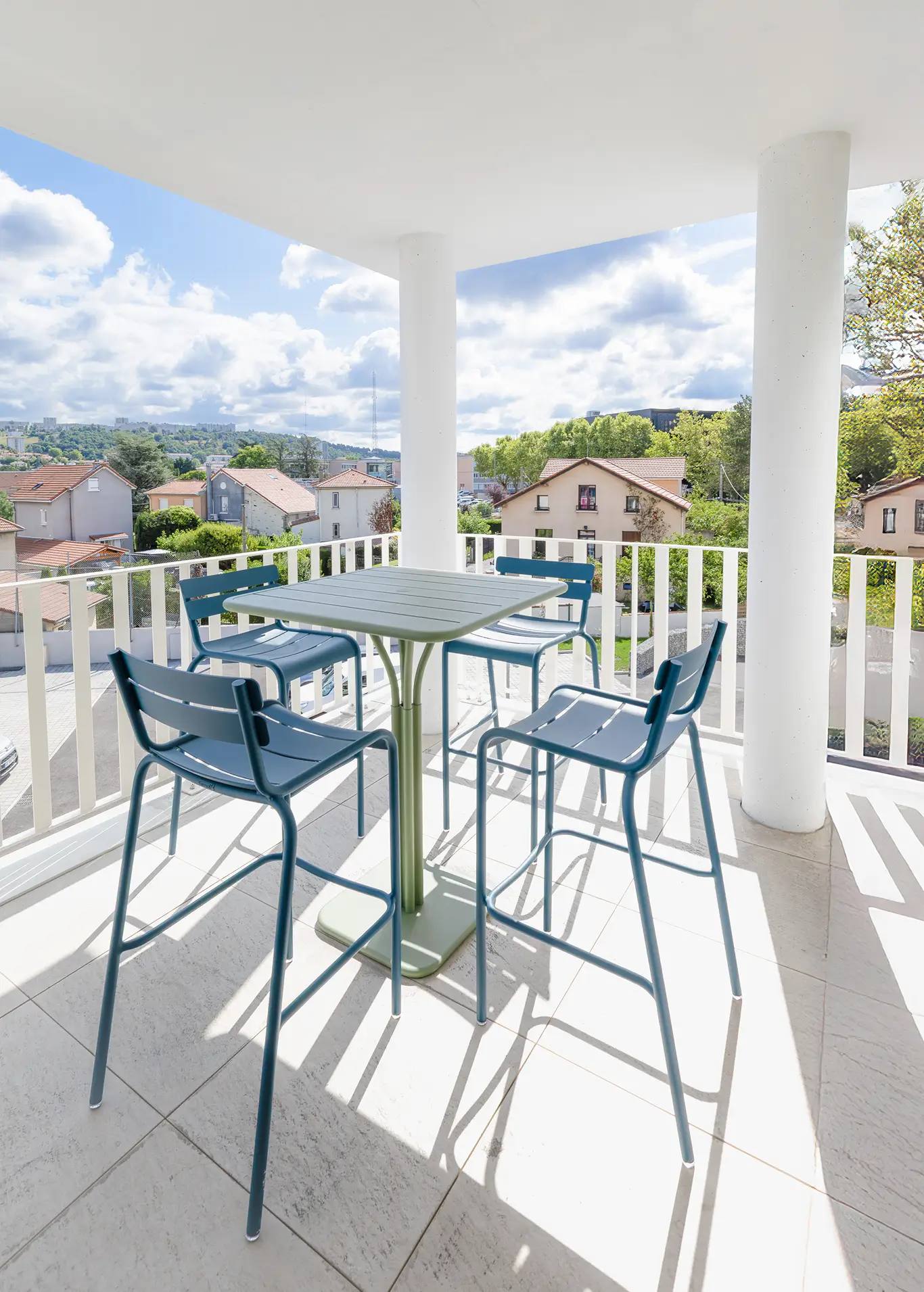 Terrasse au soleil avec des chaises et une table