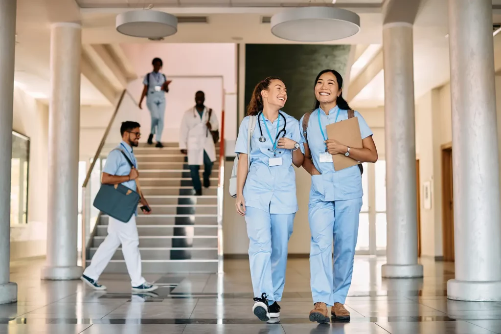 Étudiantes en médecine heureuses marchant dans un couloir
