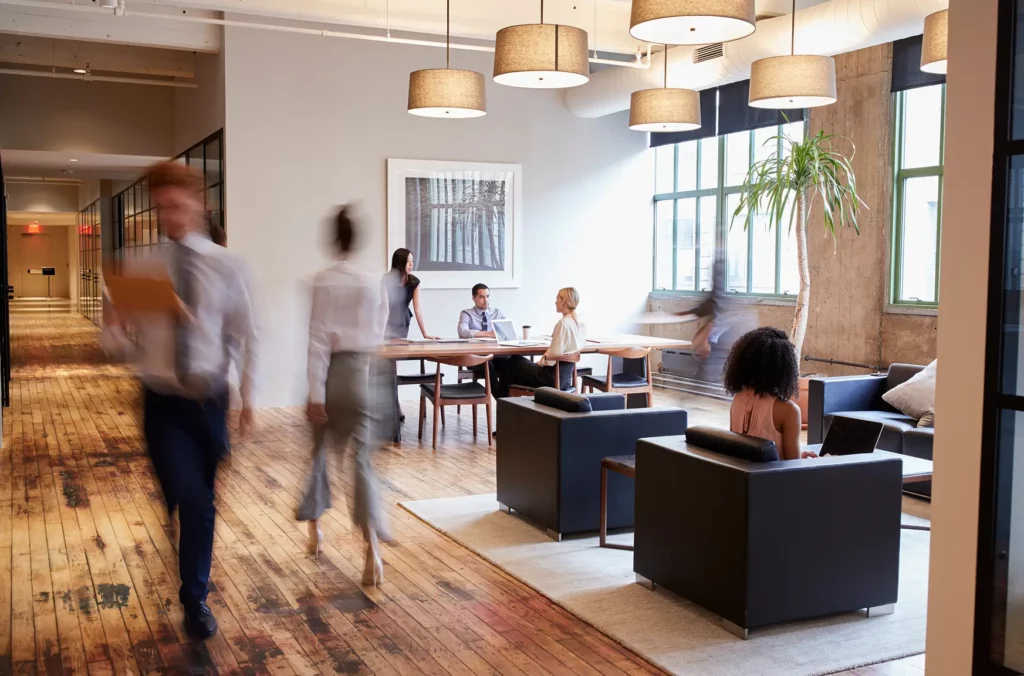 Professionnels au travail dans un bureau de luxe animé