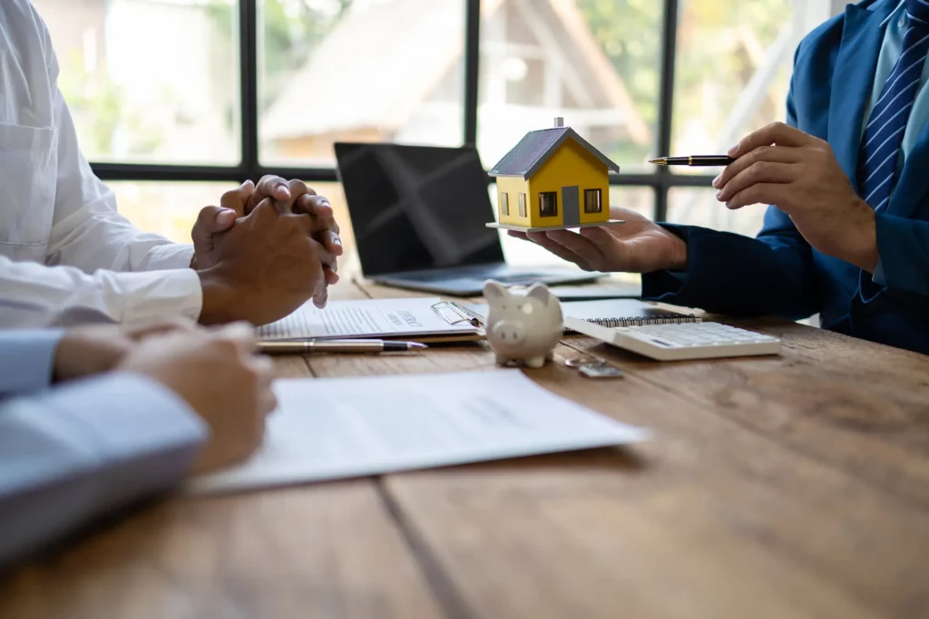 Un agent immobilier propose une maison Un agent immobilier propose une maison
