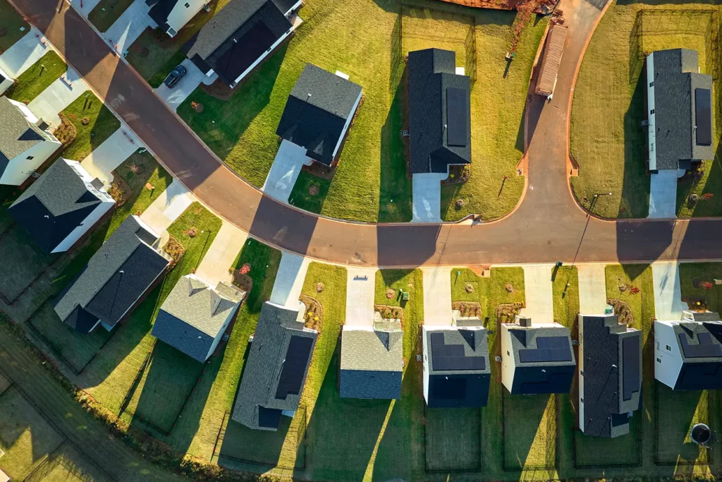 Vue aérienne de maisons familiales neuves très rapprochées Vue aérienne de maisons familiales neuves très rapprochées