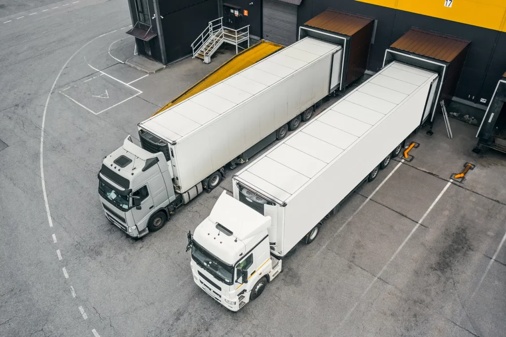 camions-au-centre-de-distribution
