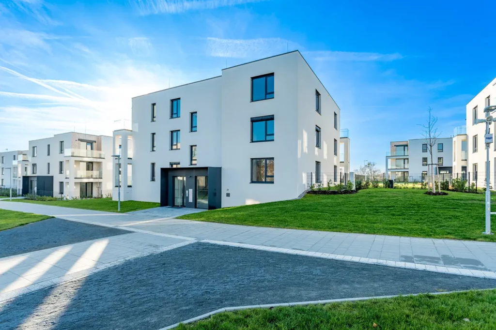 complexe résidentiel moderne avec espaces verts et aménagements paysagers