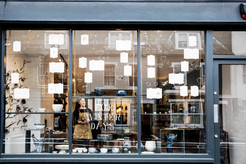 vue-a-travers-la-vitrine-d-un-atelier-de-poterie